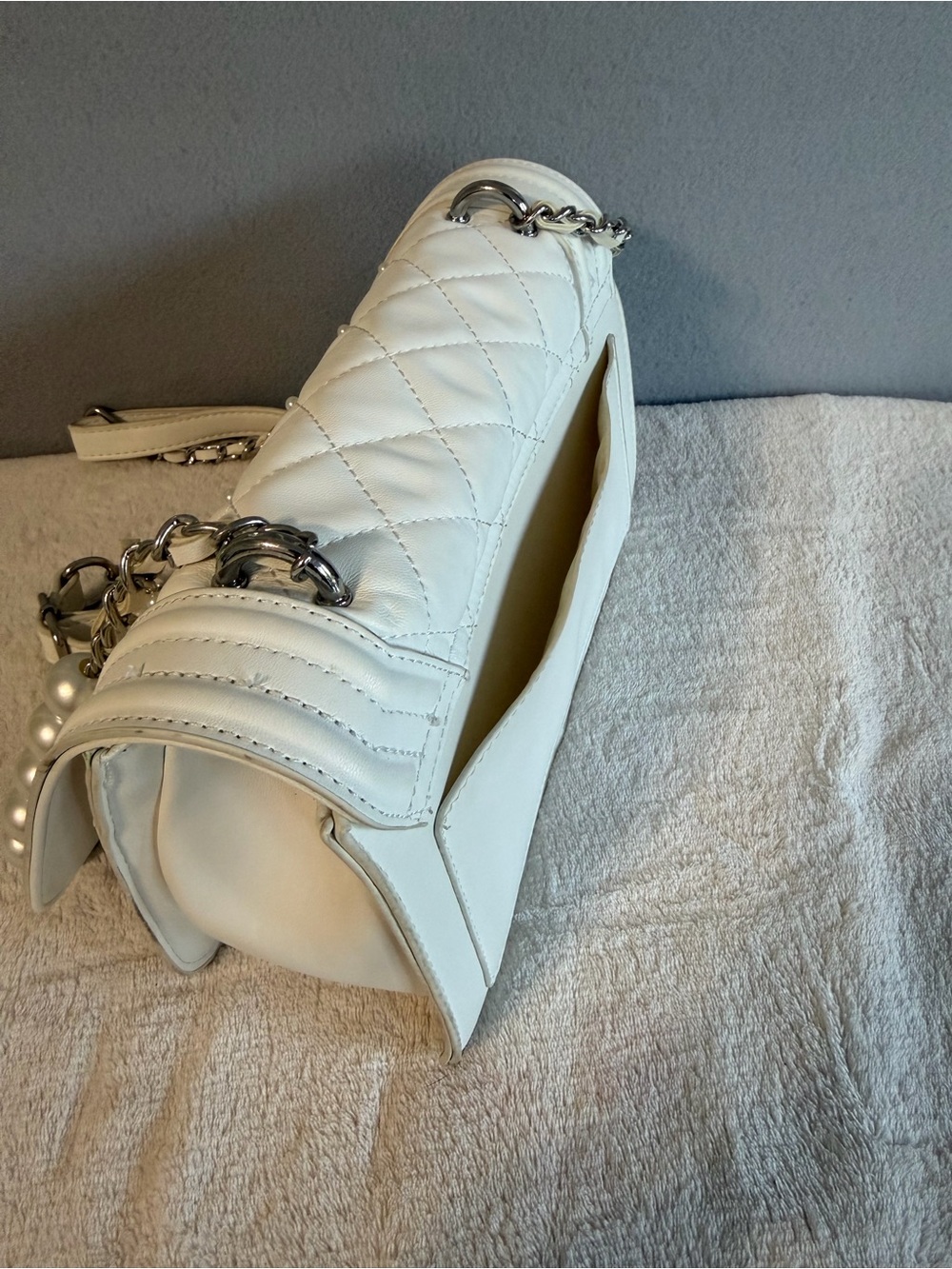 Badgley Mischka Bridal White Letter Lock Quilted & Pearl's Crossbody - Picture 7 of 13
